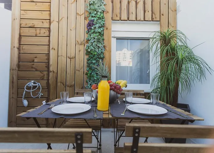 07 - In Front Of The 公寓